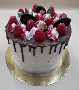 Cocoa sponge cake with mascarpone and raspberry filling