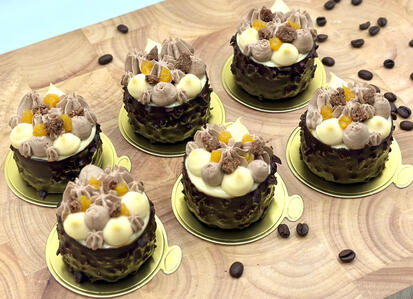 Mini coffee cheesecake with mango and orange compote